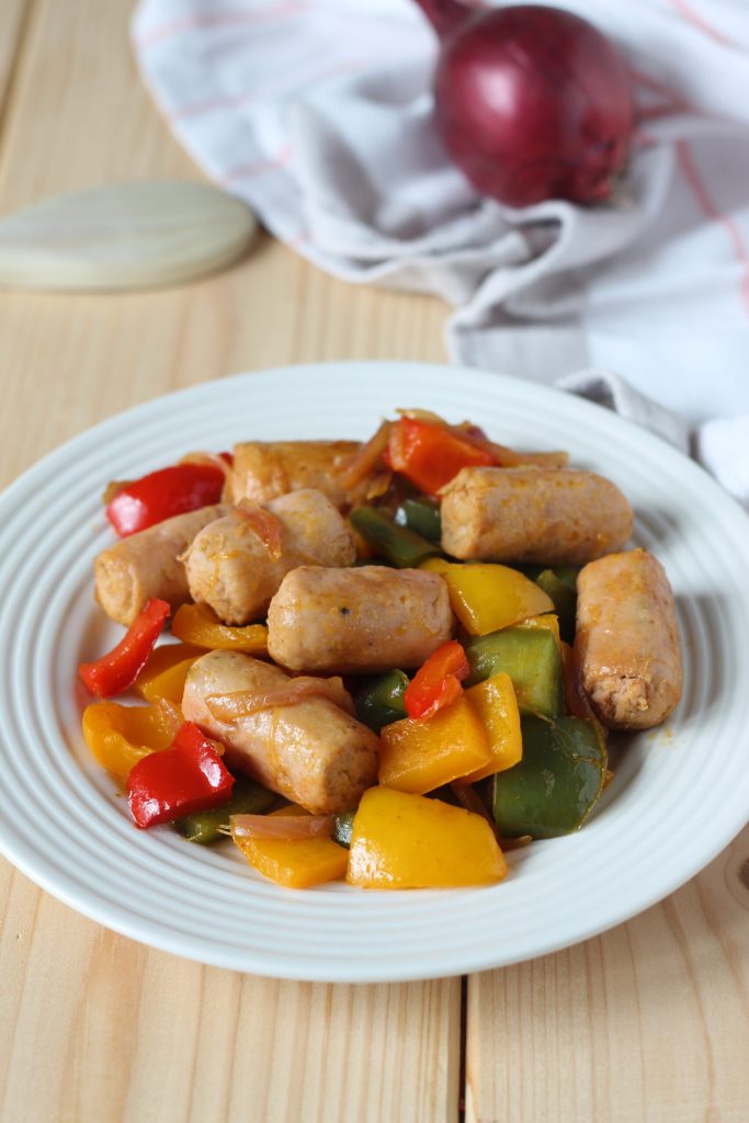 kipworstjes met paprika en ui in de pan