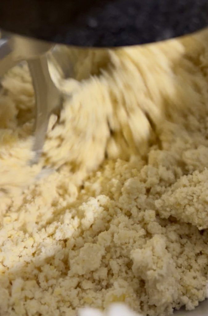 kruimelig deeg in bewerking met de standmixer