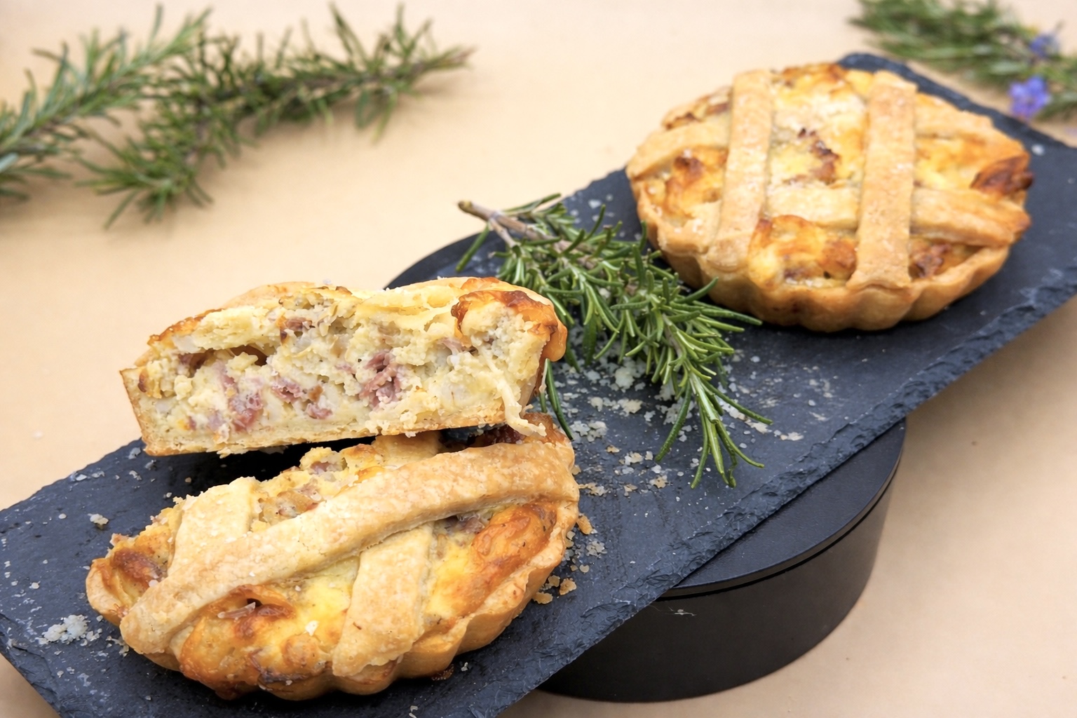 Mini Pastiere Hartig met Salami en Scamorza – Paasvoorgerecht