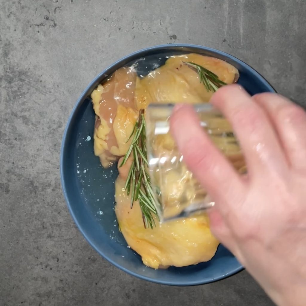 ontbeende kippenbouten in de airfryer