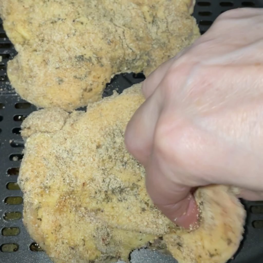 ontbeende kippenbouten in de airfryer