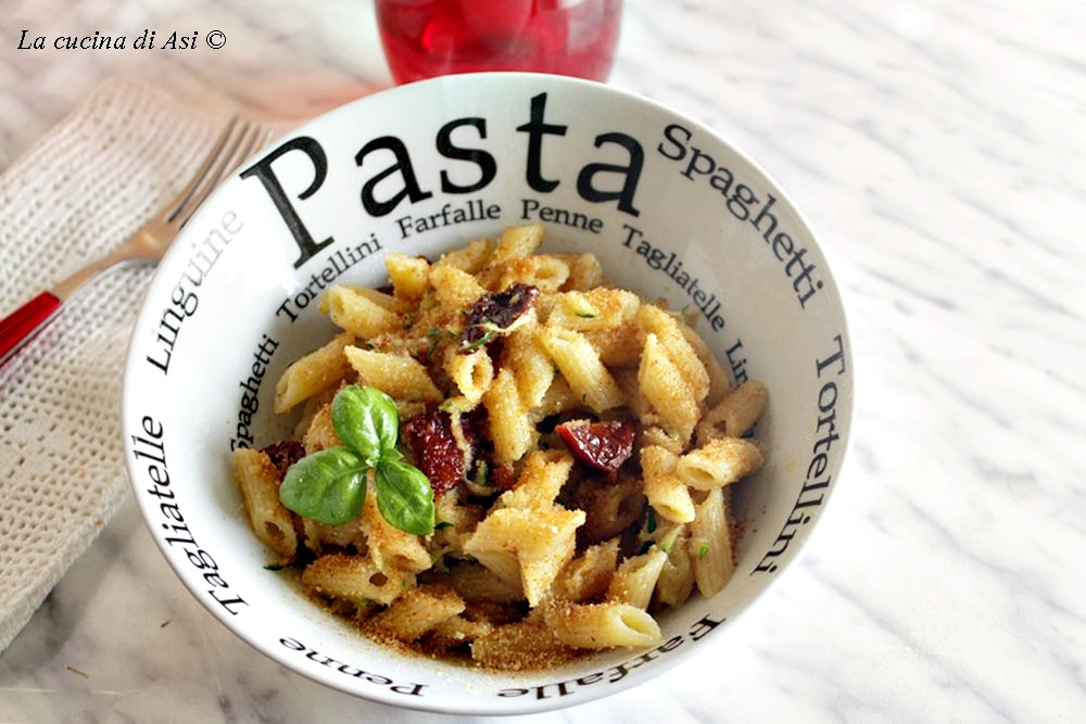 Pasta met courgettes, zongedroogde tomaten en krokant broodkruim