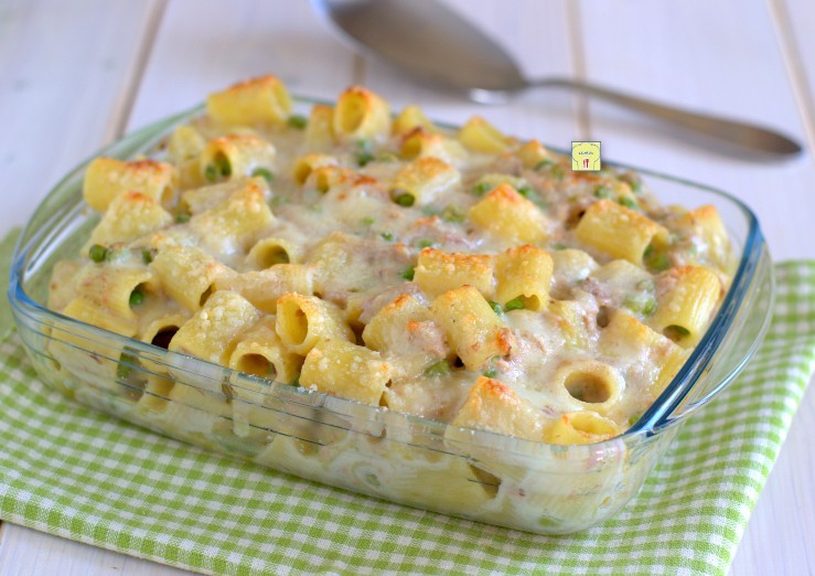 Pasta uit de oven met tonijn en doperwten