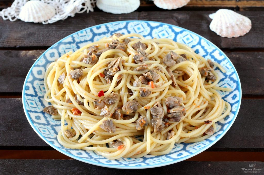 Pasta met venusschelpen, zongedroogde tomaten en olijven