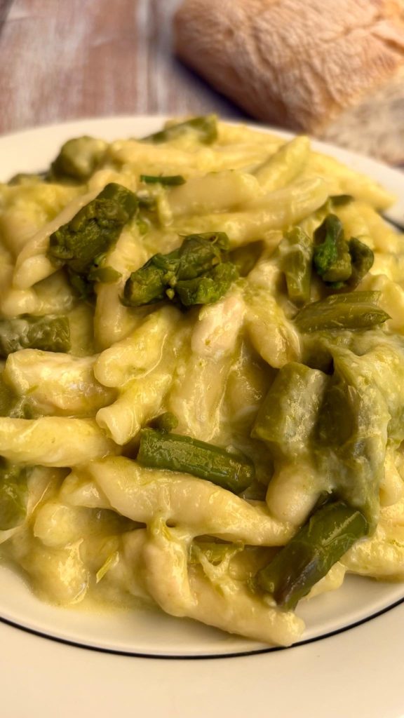 romige pasta met asperges en gerookte provola, romig en smeuïg