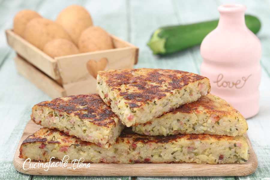 Platgebakken aardappelen en courgette in de koekenpan