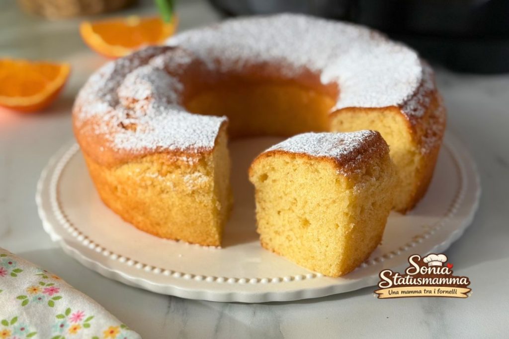 sinaasappelciambella gekookt in de airfryer op een serveerschaal