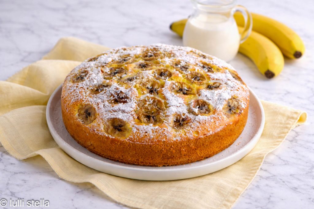 bananentaart met rijpe bananen, zelfgemaakt en eenvoudig