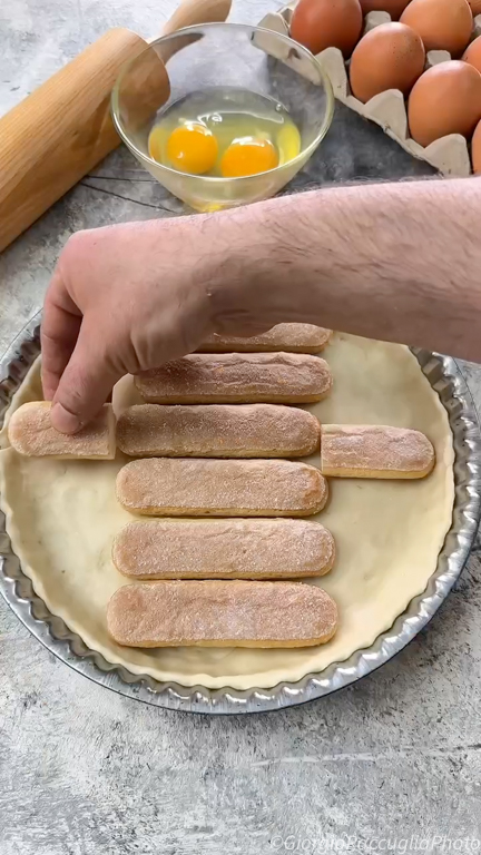 taart met crème en savoiardi