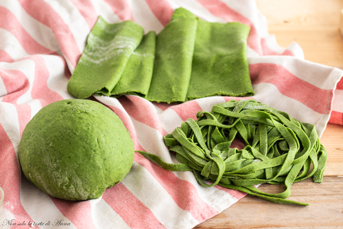 Zelfgemaakte spinazietagliatelle