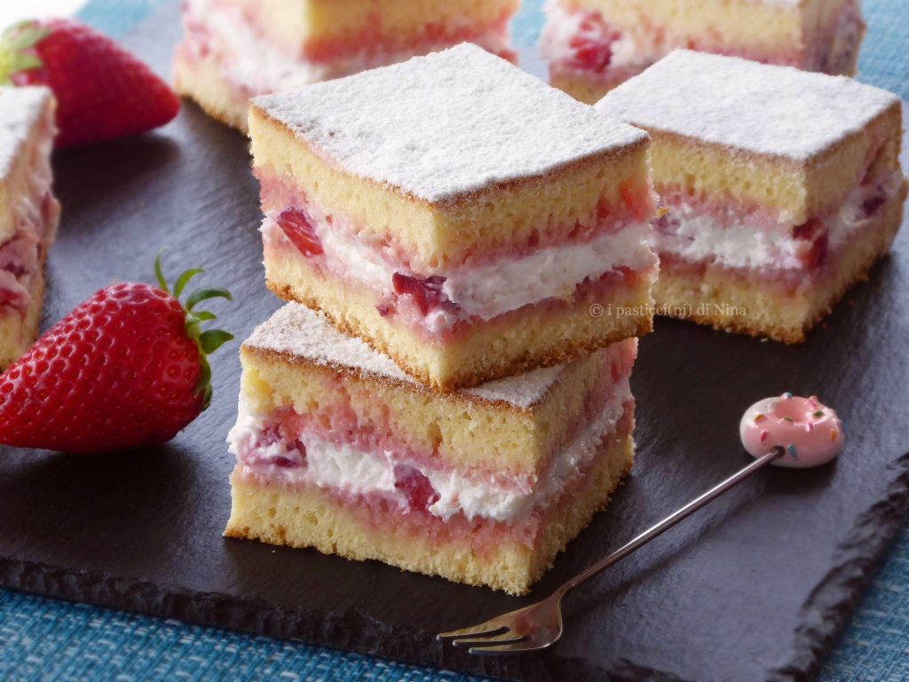 Yoghurtblokjes met slagroom en aardbeien, snackjes voor kinderen, gebak van Nina