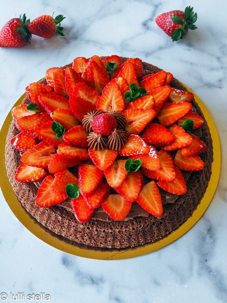 Zelfgemaakte zachte vlaai met cacao, chocoladecrème en sappige aardbeien